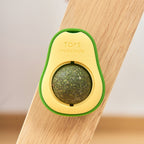 Detalle del juguete aguacate con catnip en la pared