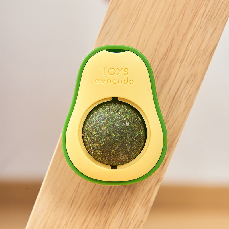 Detalle del juguete aguacate con catnip en la pared